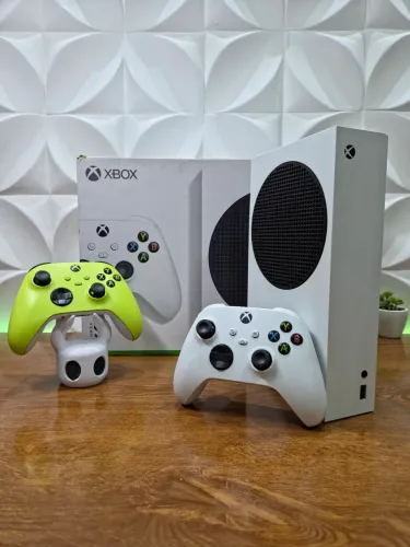 Xbox Series S - 2 Controles