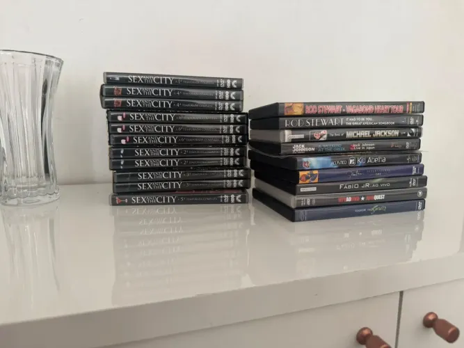 LOTE DE DVDS COM SHOWS E SERIES