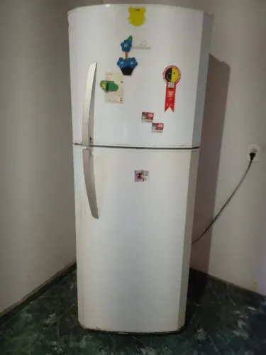 Vendo geladeira usada porém funciona perfeitamente
