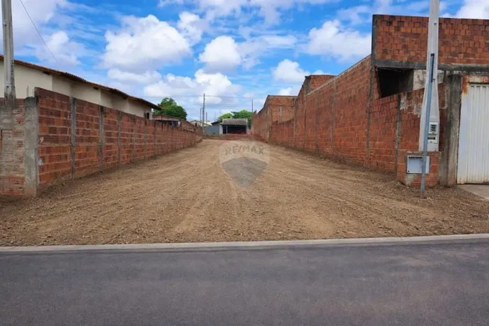 Terreno à Venda no Residencial Santa Lúcia 304m² 10 min do Centro Região em Valorização