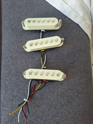 Set de captadores retirados de uma squier