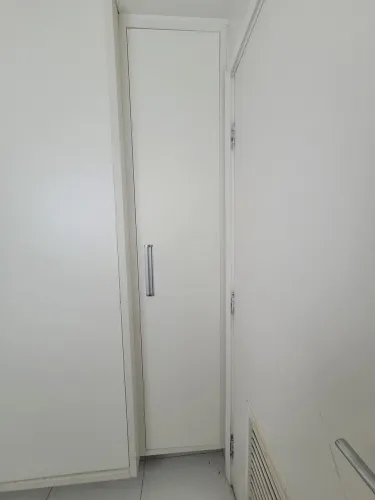 Armário Aéreo Vertical para Vassouras / Área de Serviço