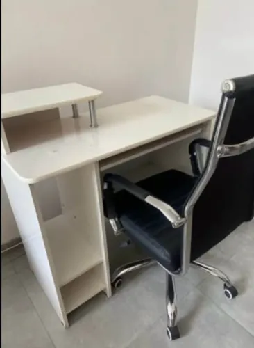 Mesa e cadeira de escritório 