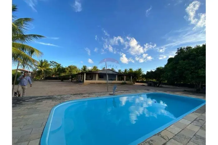 Sitio com Piscina e área verde