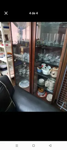 Cristaleira duas parte . Com porcelanas e cristais