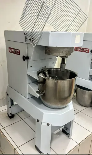 Batedeira Planetária G. Paniz BP18C 18L, completa, revisada e funcionando perfeitamente.