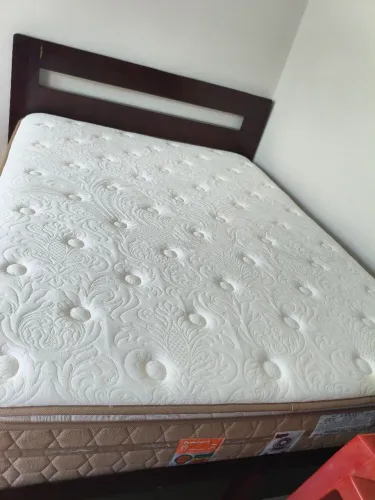 Vendo cama de casal de madeira com colchão