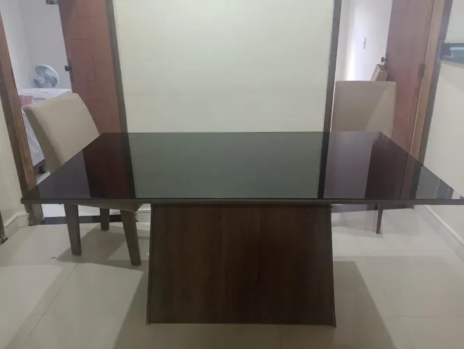 MESA DE JANTAR COM TAMPO DE MADEIRA E VIDRO - 4 CADEIRAS