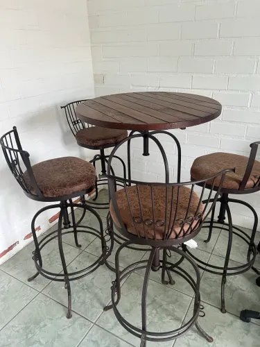 Mesa bistrô com 4 cadeiras giratórias 