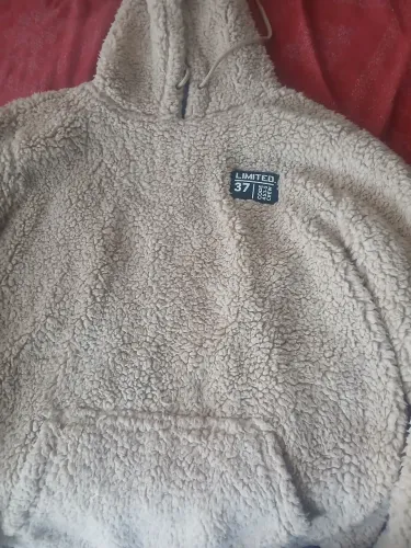 Roupas e acessorios usados.