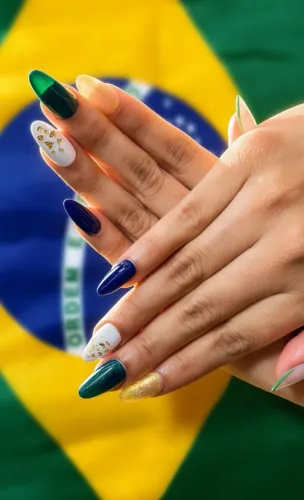 Manicure disponível 