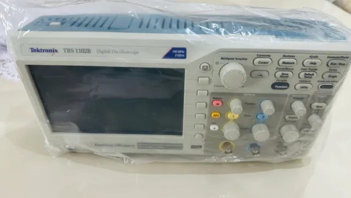Osciloscópio Tektronix TBS 1102B 2 Canais 100 MHz 2 GS/s