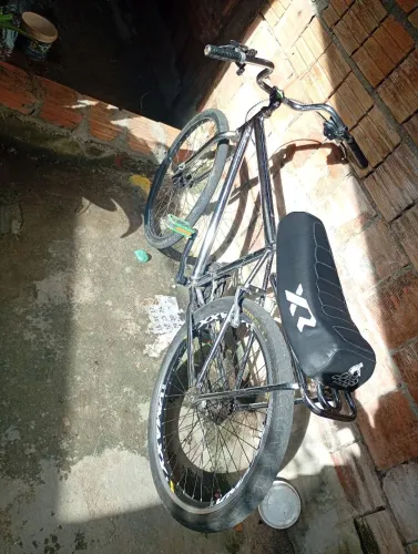 Vendo uma bicicleta aro 26 toda cromada nós mínimos detalhes chama nas notas 