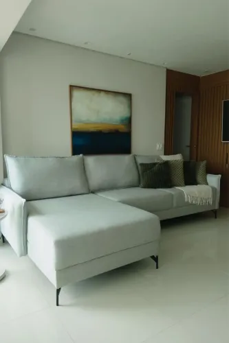 Sofa cinza em linho de 2,9m de largura com chase de 1,5m na direita