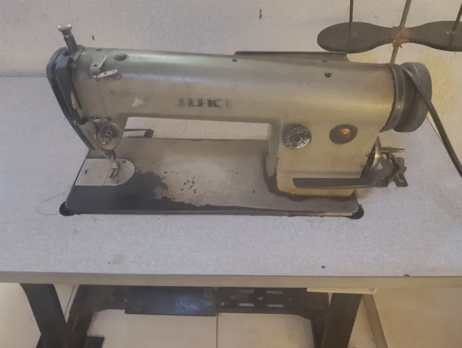 Máquina de costura reta industrial juki