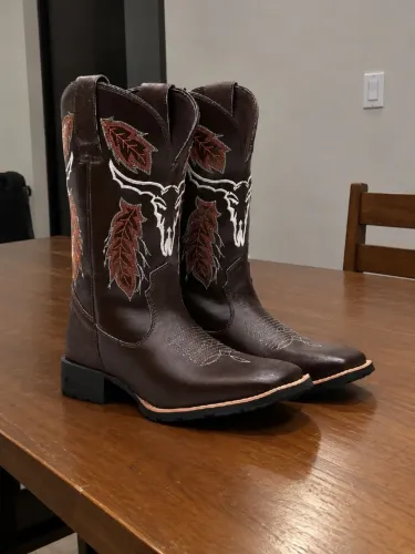 Vendo bota novíssima 