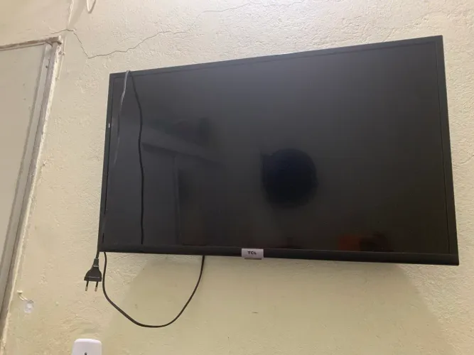 Vendo televisão TCL,32 polegadas(Para retirada de peças)