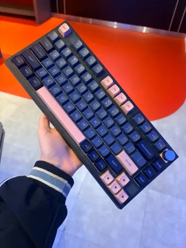 Teclado Gamer Mecânico Skyloong GK75 Blue Pink, Switch KTT Brown, 3 Modos, RGB, Hot Swap