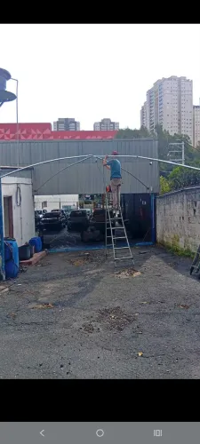 Estrutura com lona para lava rápido