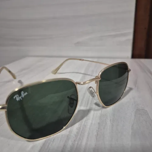 Óculos de sol Ray Ban.