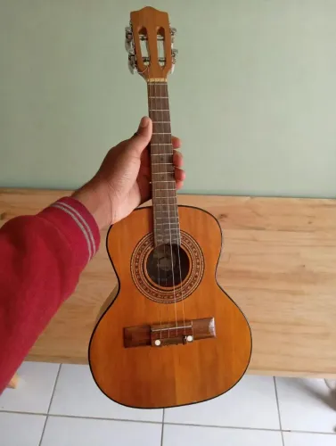 Cavaquinho da marca Pirisson 4
