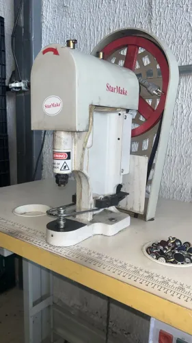 Máquina de pregar botões e ilhois - Botoneira