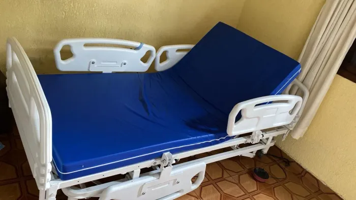 Cama Hospitalar Motorizada com Colchão - Excelente Estado