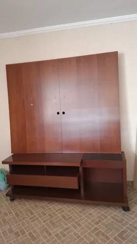 Rack com painel para TV madeira mogno