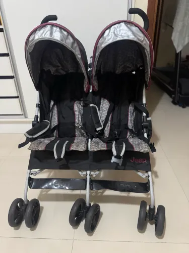 Carrinho de bebê duplo (usado)