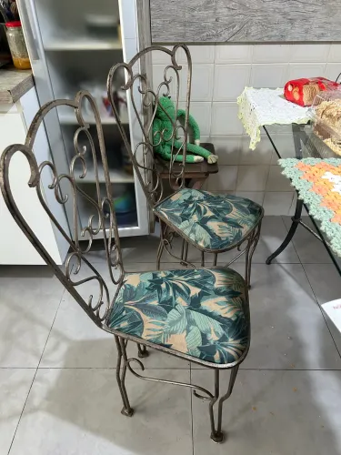 Três cadeiras de ferro.