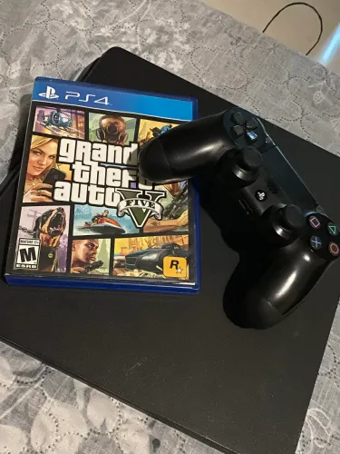 PS4 Slim com controle e GTAV