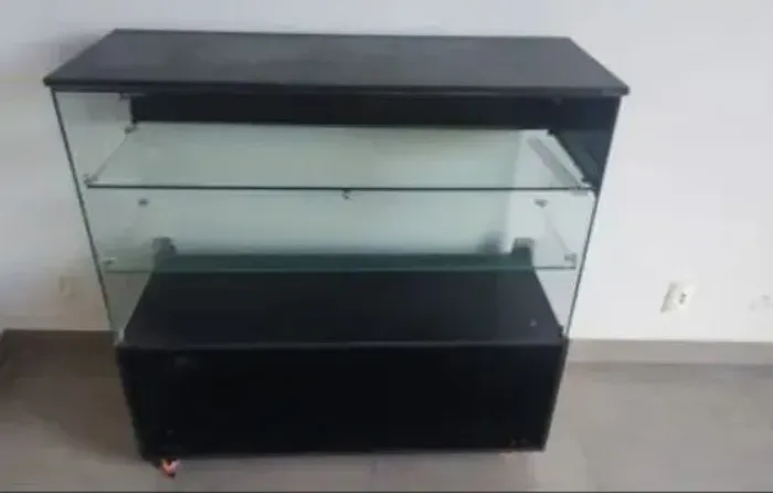 Serve como vitrine ,cristaleira ,rack 
