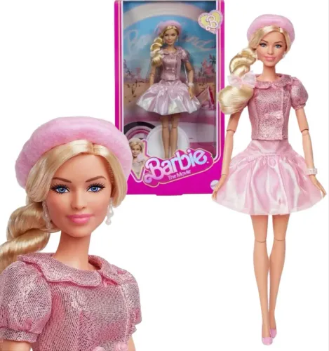 Barbie The Movie Pink Beret JBJ53 NRFB Lacrada c/ Avaria na Caixa