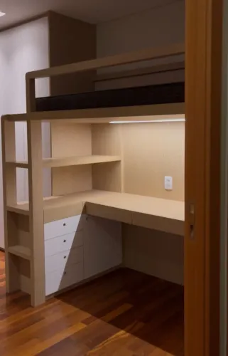 Quarto infantil planejado com cama embutida e escrivaninha, em excelente estado