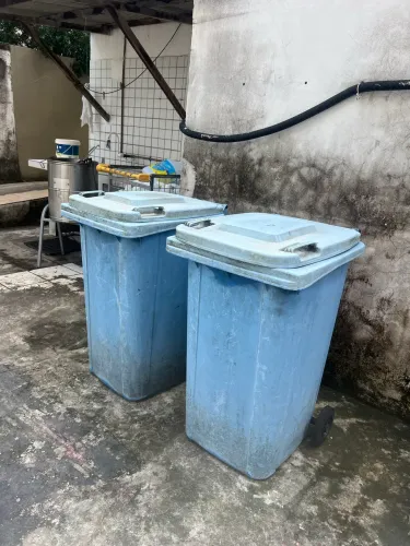 Lixeira com rodas ( 02 unidades)
