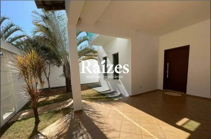 Casa com 4 quartos sendo 2 suítes no Jardim Karaíba em Uberlândia