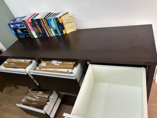 Armário em ótimo estado! Organiza tudo em escritório