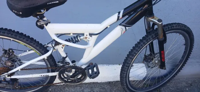 Bicicleta - (Precisa de manutenção no gidão)