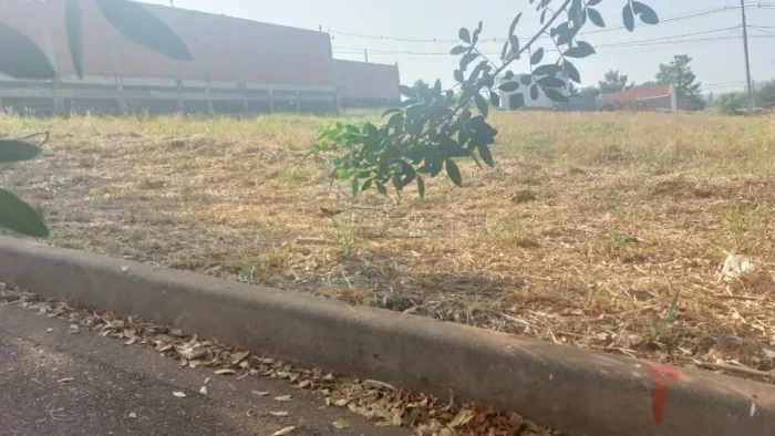 Terreno misto de 245m² para venda e locação - Jardim das Araucárias