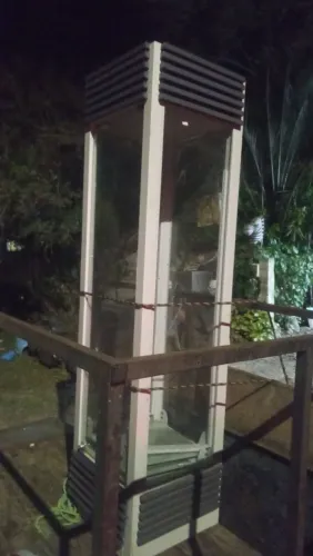 Expositor de ferro e vidro com lampada