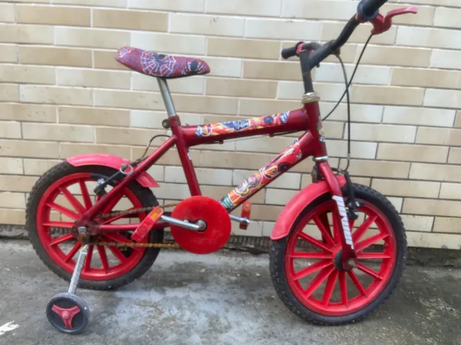 Bicicleta infantil perfeita para crianças de 3 a 6 anos com rodinhas.