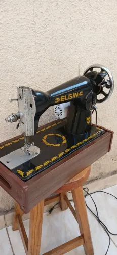 Vendo Máquina de Costura Reta. 