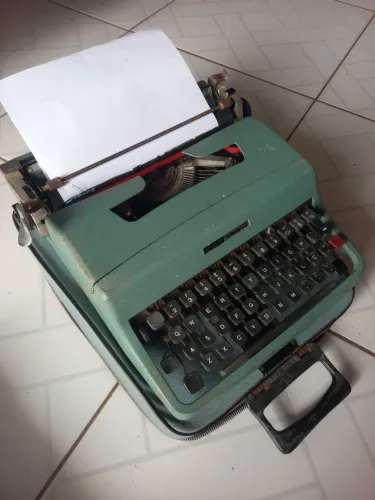 Maquina de escrever Olivetti Lettera 32