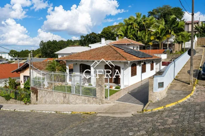 Casa de Alvenaria - Venda - 03 dormitórios - 260m2 - Semi Mobiliada - Piscina - Rua Emílio