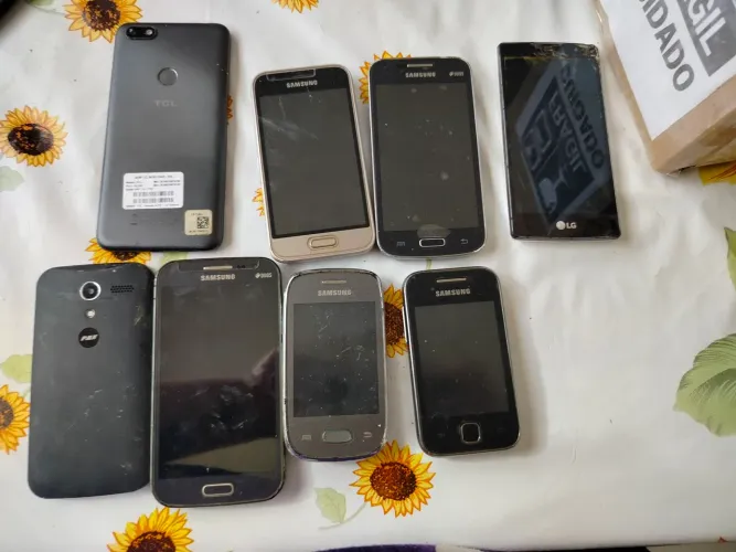 Kit 8 Celulares Touchscreen Antigos (Samsung, TCL, LG - Para Peças)