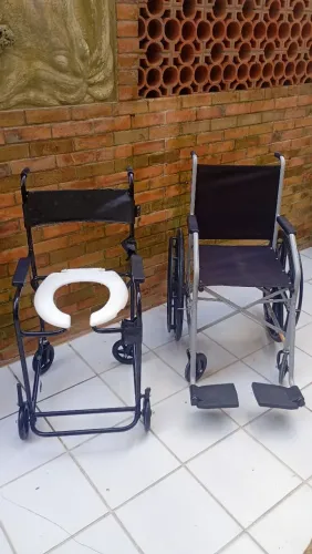 Cadeira de rodas e cadeira sanitária