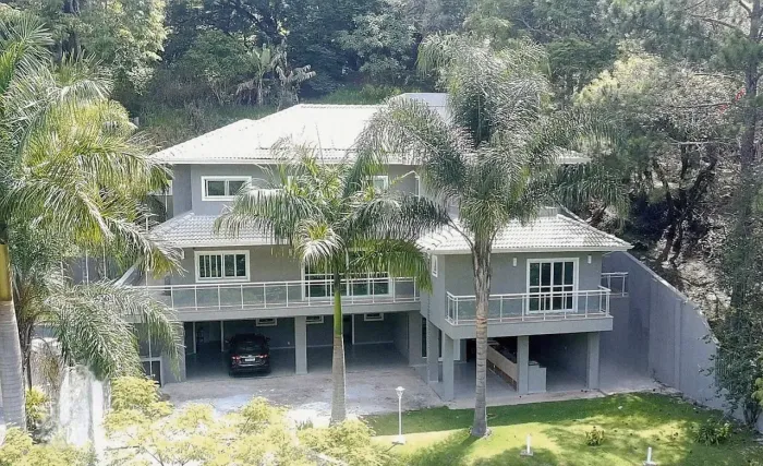 Casa de condomínio para venda tem 503 metros quadrados com 5 quartos