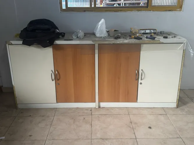 2 ARMÁRIOS DE MADEIRA À VENDA