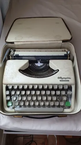 Máquina de Escrever Olympia Splendid 33 Anos 60 Versão Brasil + Maleta