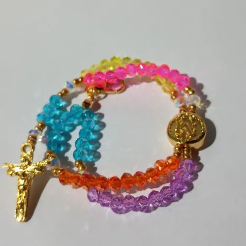 Pulseira terço. com contas em detalhes vermelho roxo azul rosa e amarelo e crucifixo banha